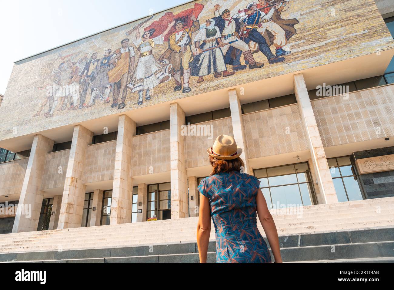 Una turista donna all'ingresso che visita il Museo storico Nazionale in Piazza Skanderbeg a Tirana. Albania Foto Stock