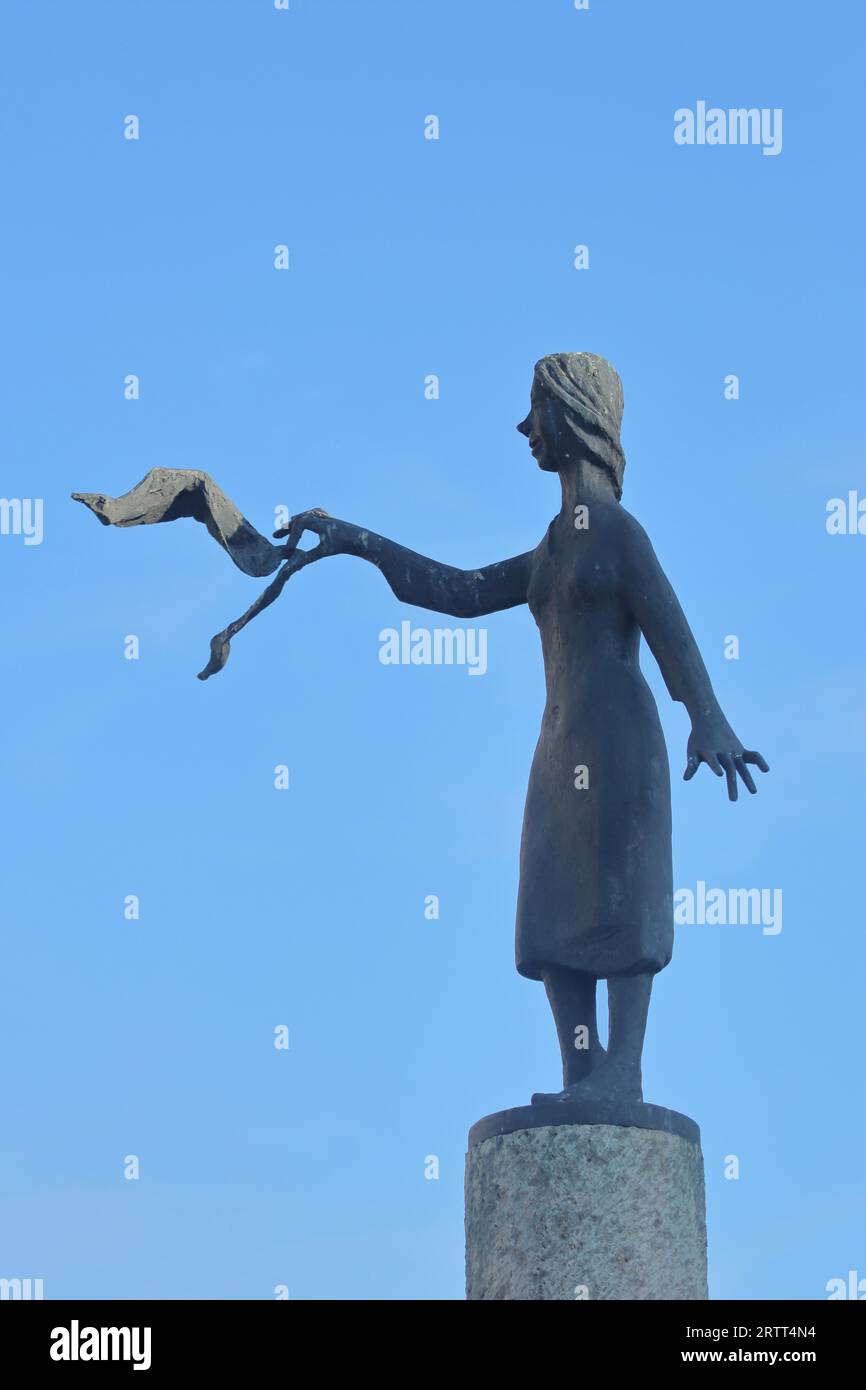 Scultura Hadeloga con velo, badessa medievale di Theophil Steinbrenner, stoffa, nastro, bronzo, donna, grigio, bronzo, scuotimento, gesto, braccio, distenditi Foto Stock