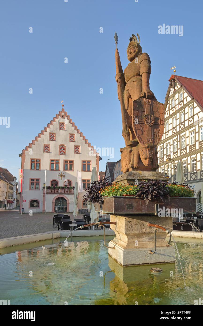 Fontana di Milchling con scultura del Gran Maestro Wolfgang Schutzbar alias Milchling dell'ordine Teutonico come cavaliere con stemma, bandiera e. Foto Stock