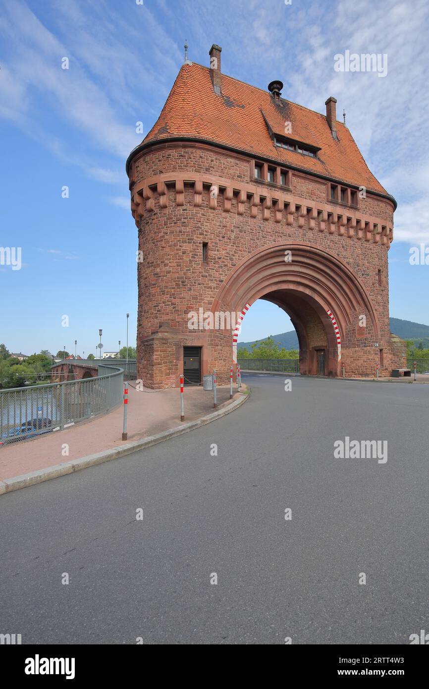 Torre del ponte costruita nel 1900, punto di riferimento, curva della strada, Miltenberg, Main, bassa Franconia, Franconia, Spessart, Baviera, Germania Foto Stock