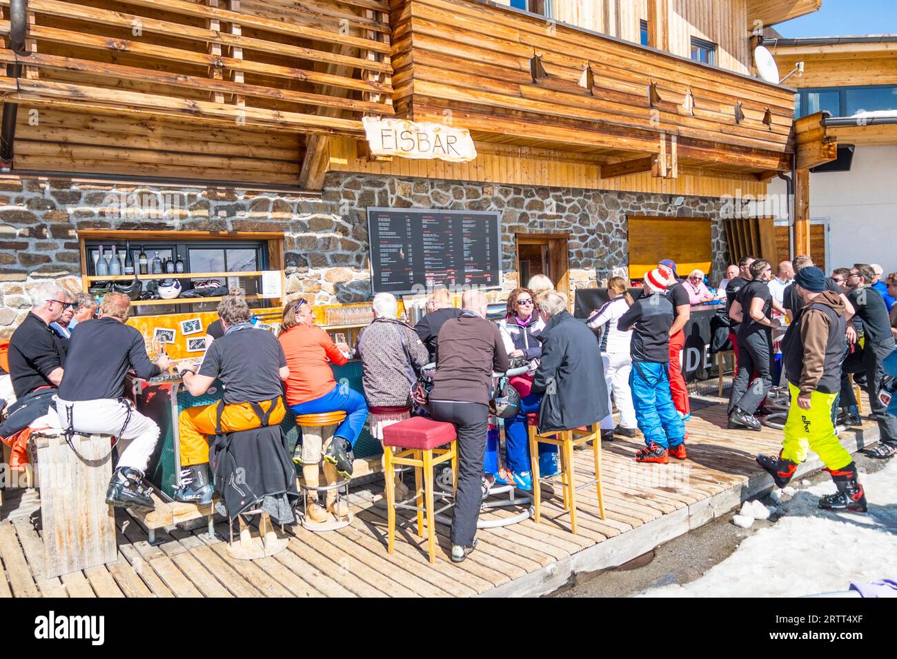 Bar all'aperto di fronte al ristorante alpino Vider Alp, stazione sciistica di Ischgl, Samnaun, Grigioni Tirolo Foto Stock