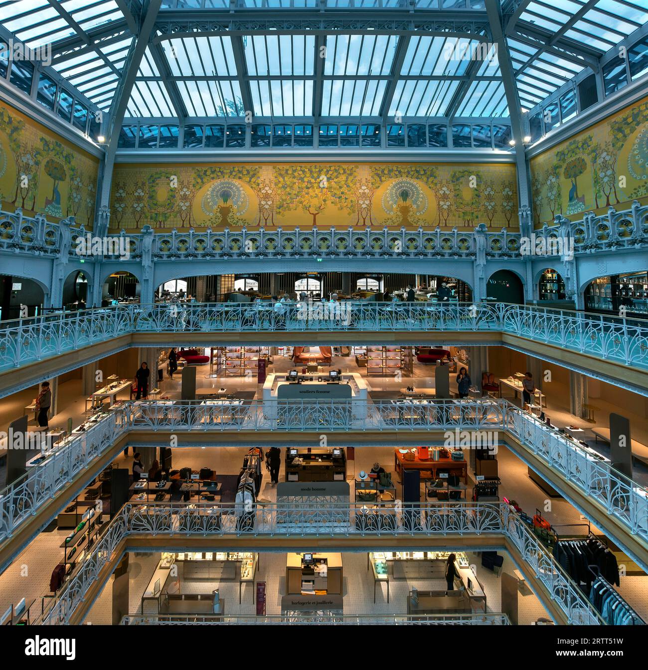 Vista dei piani dello shopping e del ristorante degli esclusivi grandi magazzini la Samaritaine, Parigi, Francia Foto Stock