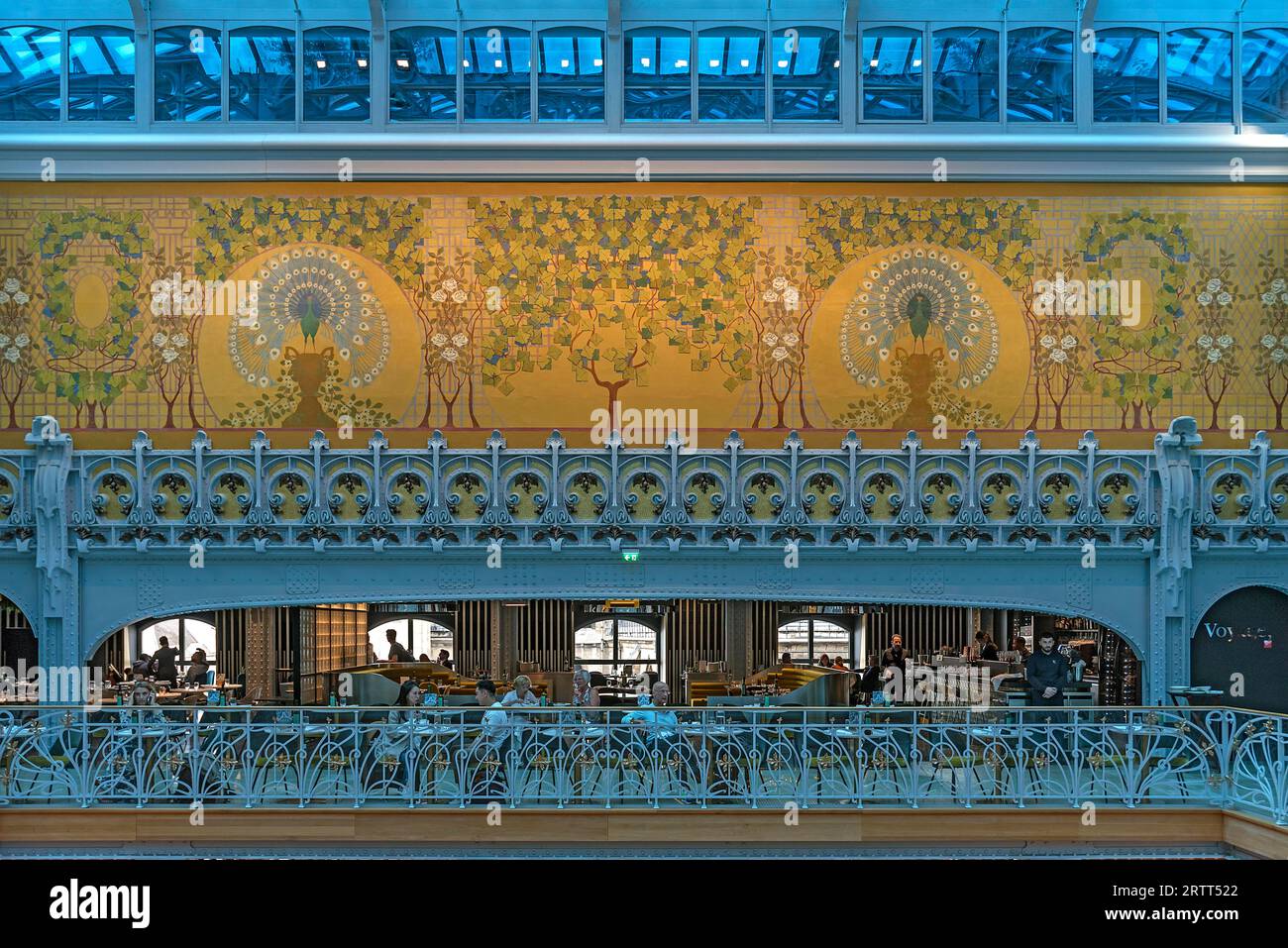 Vista del ristorante all'ultimo piano degli esclusivi grandi magazzini la Samaritaine, Parigi, Francia Foto Stock