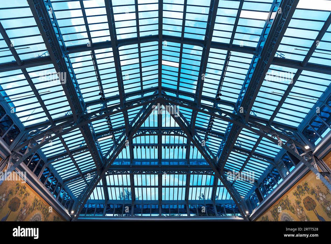 Cupola in vetro con struttura in acciaio degli esclusivi grandi magazzini la Samaritaine, Parigi, Francia Foto Stock