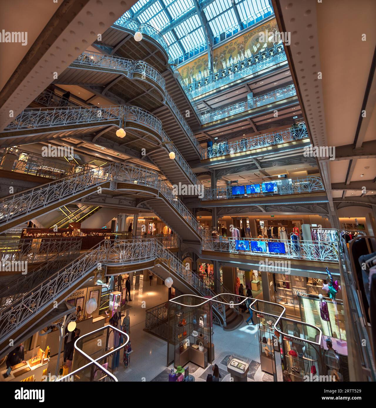 Vista sui piani dello shopping degli esclusivi grandi magazzini la Samaritaine, Parigi, Francia Foto Stock