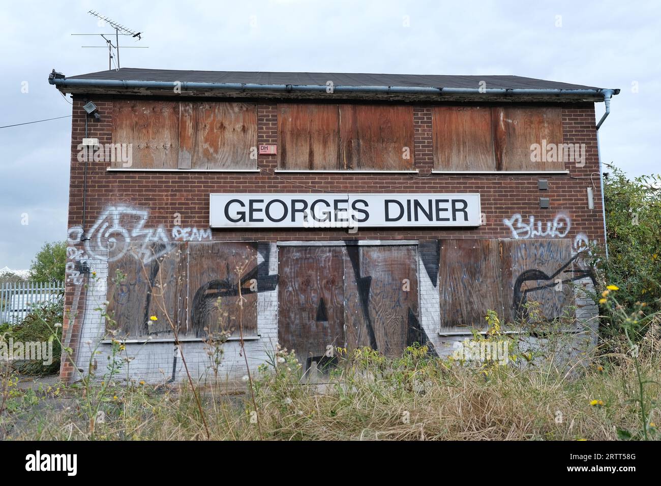 Londra, Regno Unito. Vista dell'edificio "George's Diner" a bordo di Silvertown, chiuso dal 2005. Foto Stock