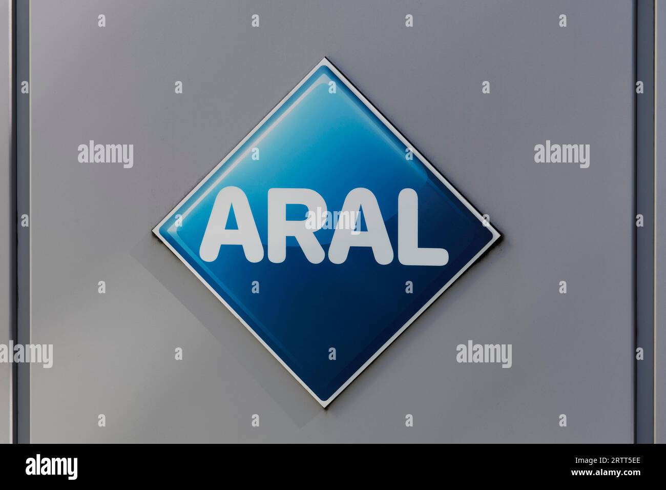 Logo Aral AG sull'edificio, marchio di stazioni di servizio BP, Bochum, Renania settentrionale-Vestfalia, Germania Foto Stock