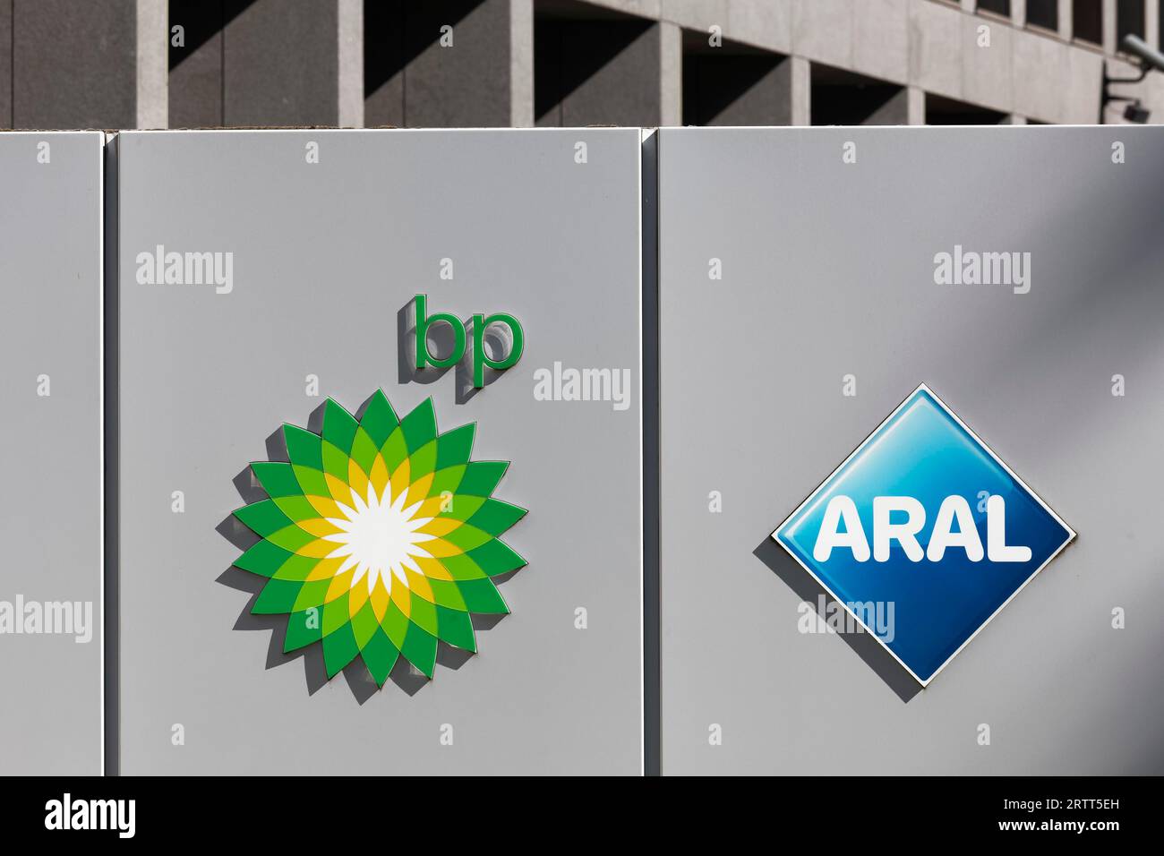 Logos BP Europa se, Mineral Oil Group, e Aral AG, operatore della stazione di servizio, Bochum, Renania settentrionale-Vestfalia, Germania Foto Stock