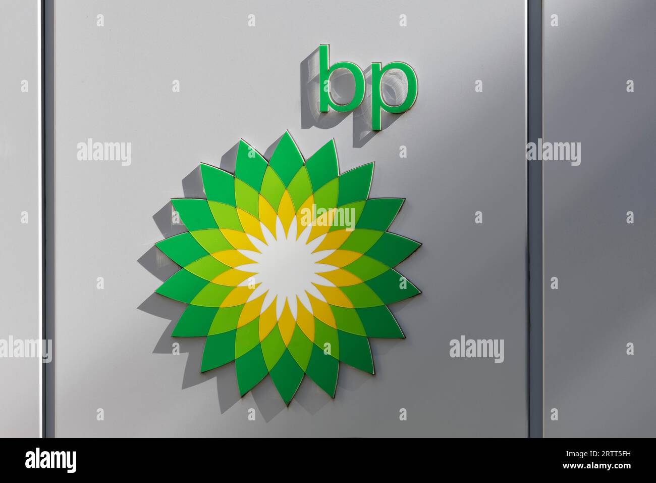 Logo BP Europa se sull'edificio, società petrolifera, Bochum, Renania settentrionale-Vestfalia, Germania Foto Stock