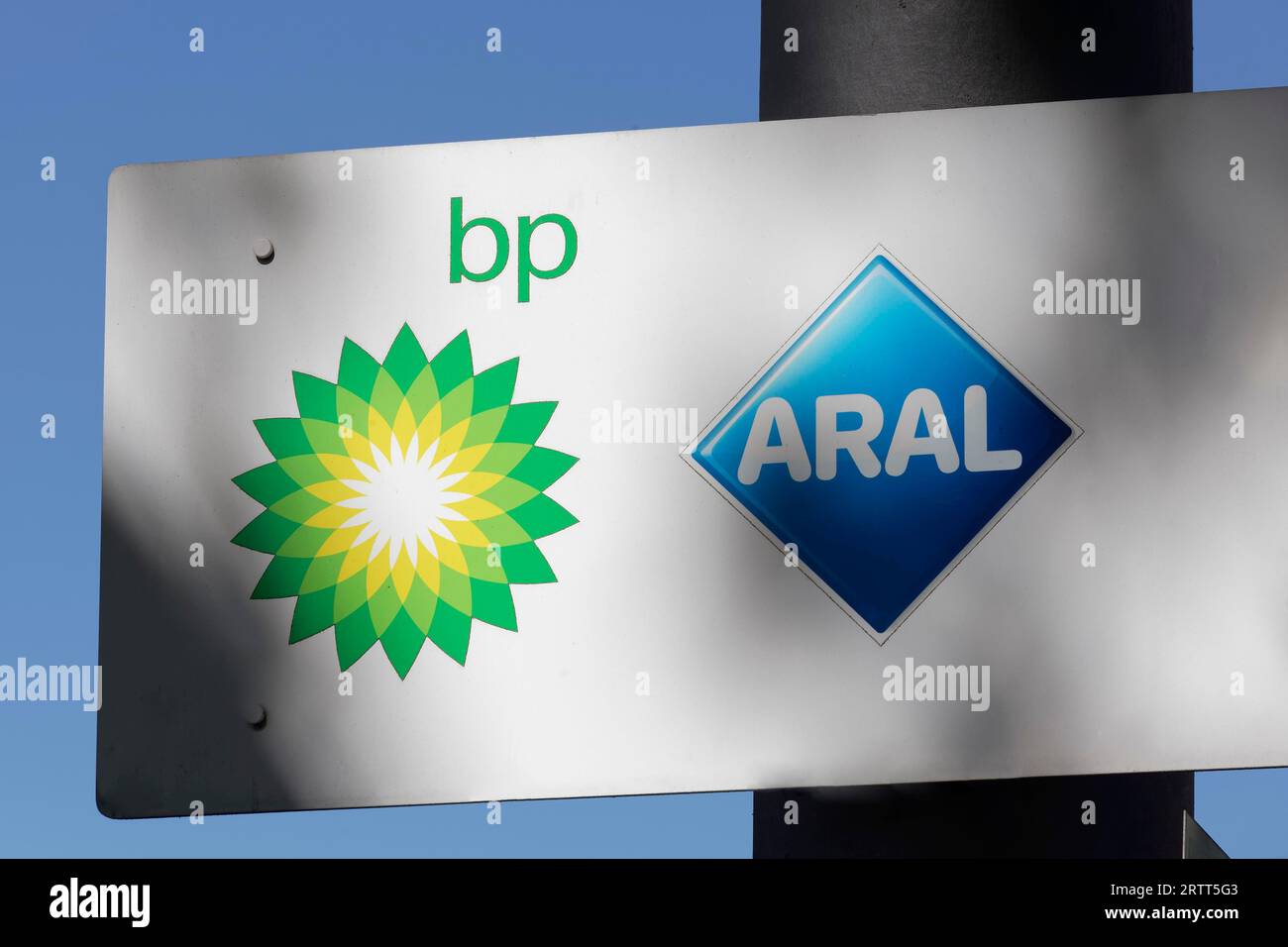 Logos BP Europa se, Mineral Oil Group, e Aral AG, operatore della stazione di servizio, Bochum, Renania settentrionale-Vestfalia, Germania Foto Stock