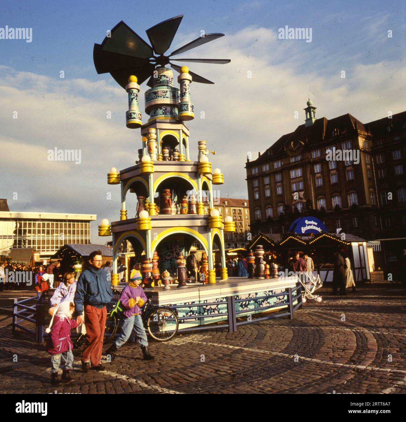 DEU, Germania: Le diapositive storiche dei tempi 80-90, Dresda, Striezelmarkt. Primi anni '90 Foto Stock
