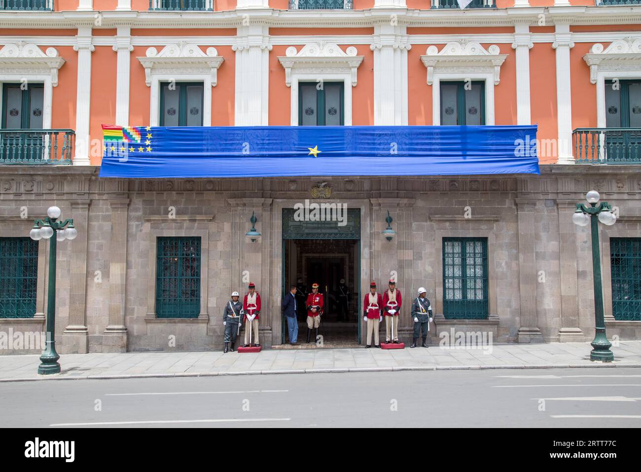 La Paz, Bolivia, 24 ottobre 2015: Guardie di fronte al palazzo presidenziale Foto Stock