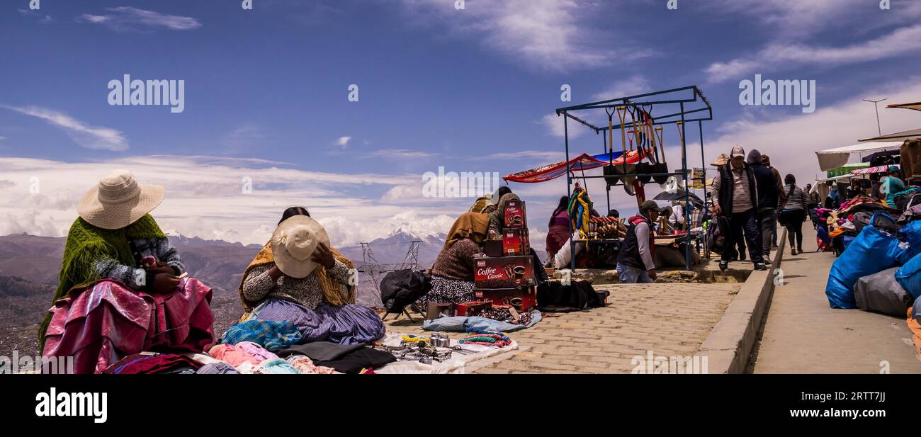 El alto, Bolivia il 1° ottobre 2015: Venditori al mercato di El alto che si affaccia su la Paz, uno dei mercati più grandi del mondo. Le donne che si coprono la faccia Foto Stock