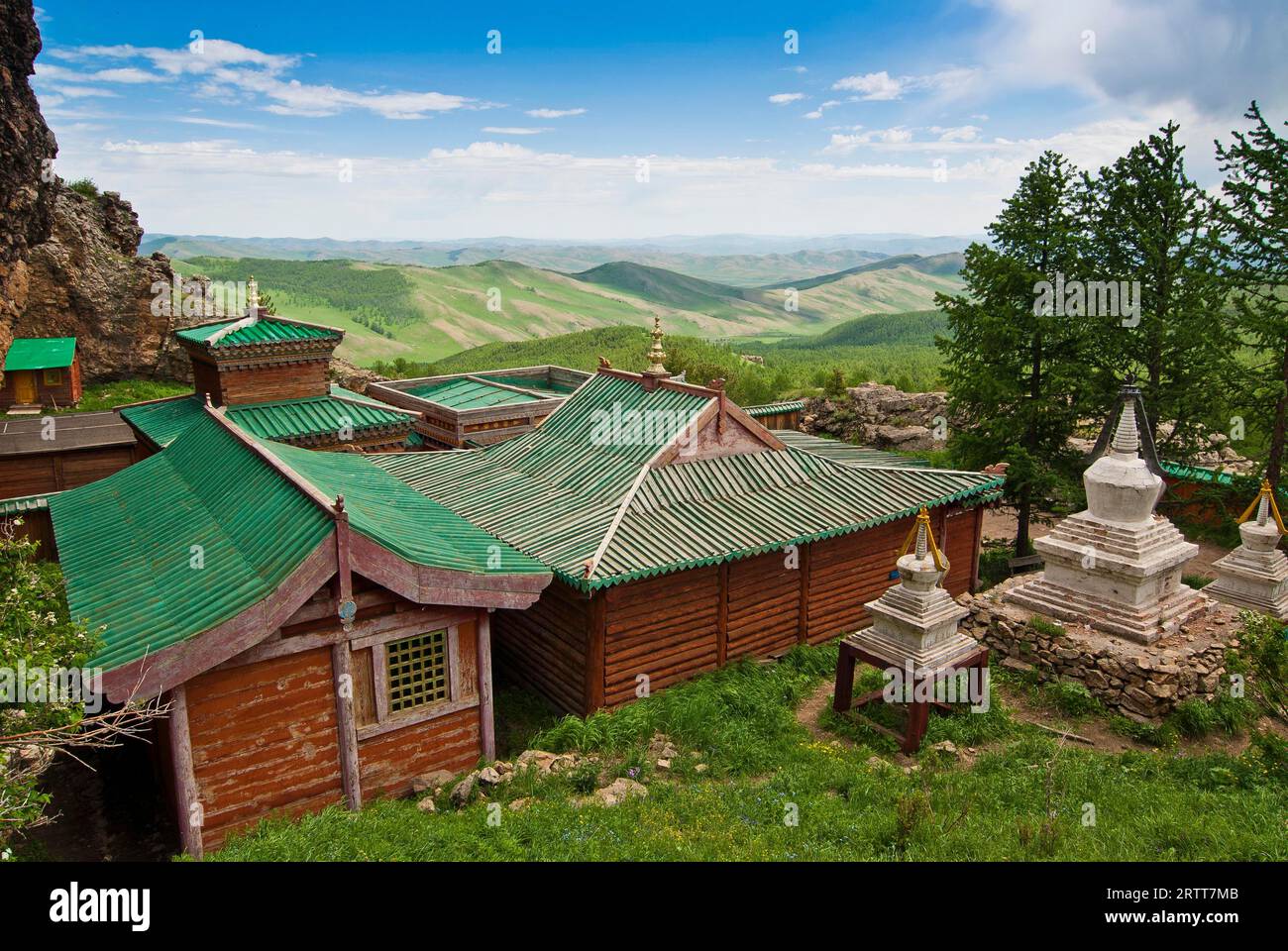 Monastero buddista con Choerten nelle montagne del Parco Nazionale Khangai Nuruu, Toevkhoen Khiid, Orkhon Khuerkhree, Kharkhorin, Oevoerkhangai Foto Stock