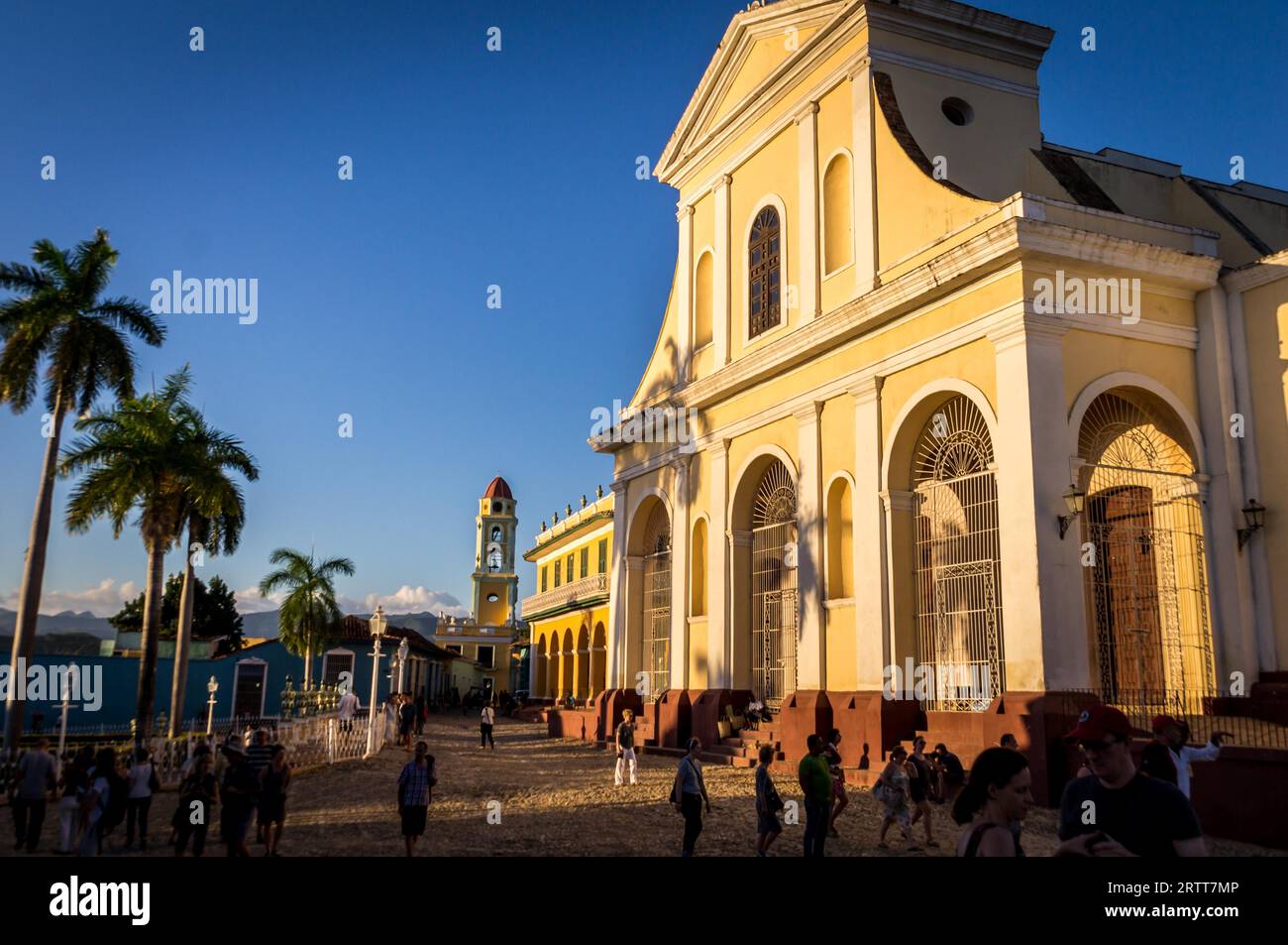 Trinidad, Cuba su dicembre 29, 2015: la piazza principale con la Cattedrale coloniale e la torre dell orologio Foto Stock