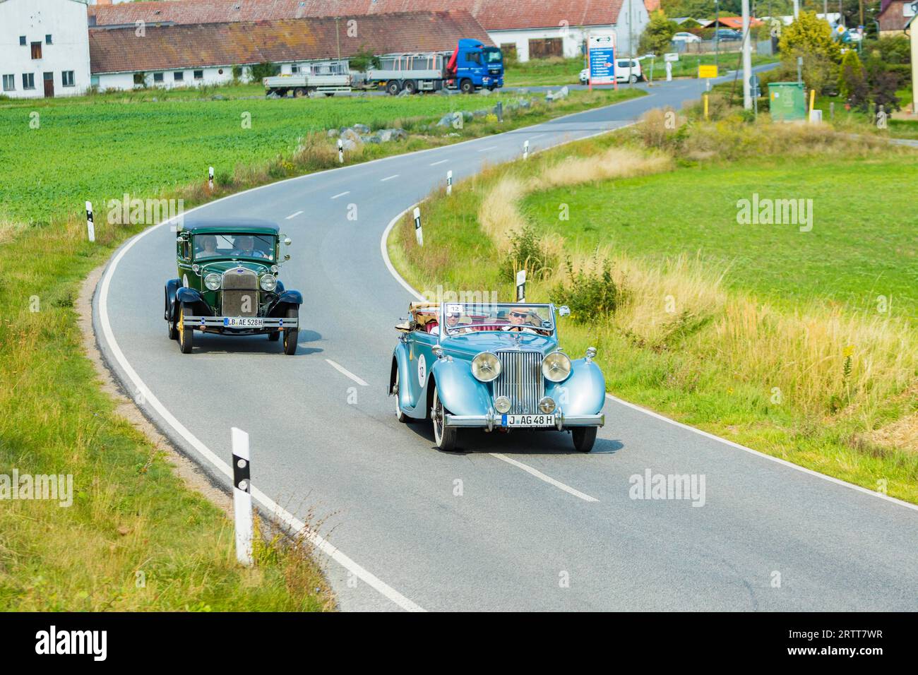 Una guida per veicoli d'epoca. Maneggevolezza del veicolo, individuazione del percorso tramite il libretto di circolazione e uno stile di guida coerente Foto Stock
