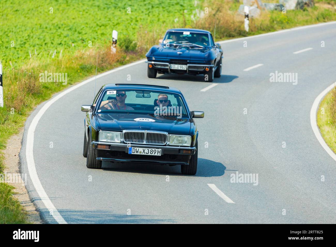 Una guida per veicoli d'epoca. Maneggevolezza del veicolo, individuazione del percorso tramite il libretto di circolazione e uno stile di guida coerente Foto Stock