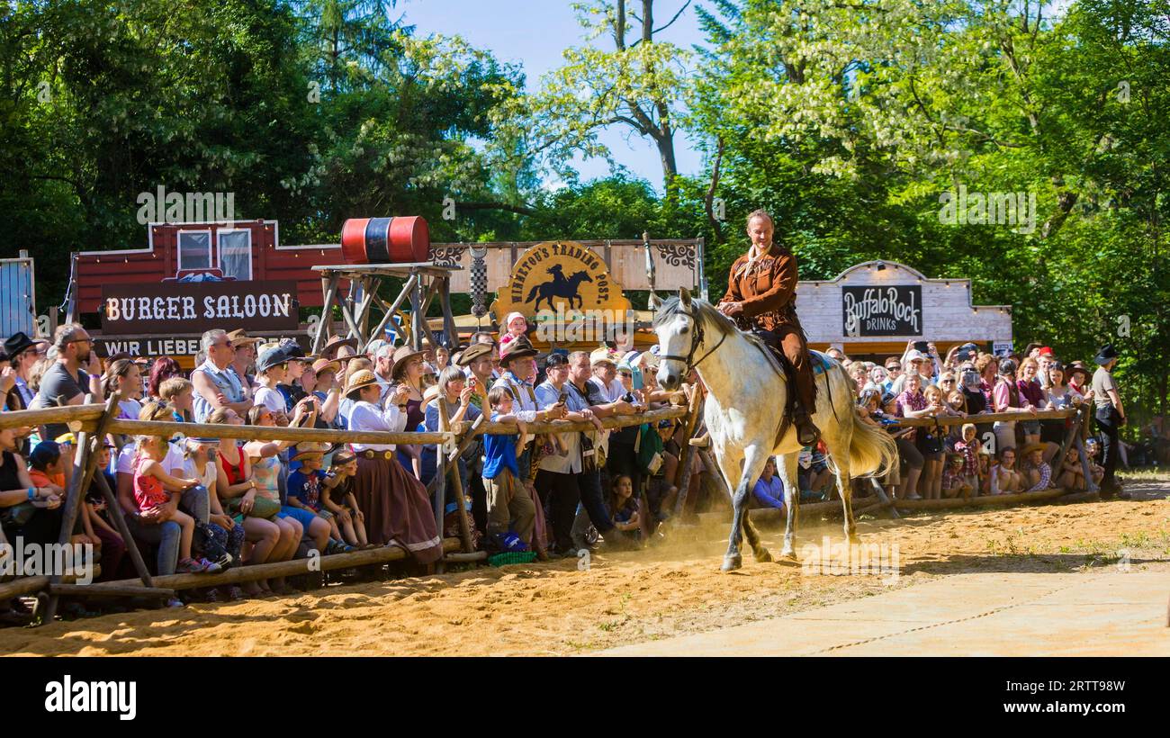 Il Karl May Festival si tiene ogni anno dal 1991 in un fine settimana di maggio nel Loessnitzgrund Radebeul in memoria dello scrittore Karl May. Intorno Foto Stock