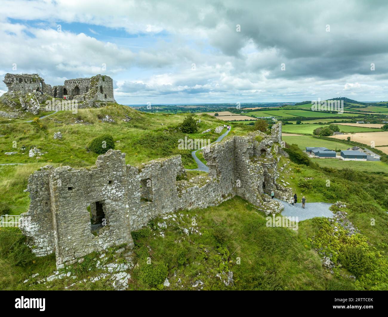 Vista aerea delle rovine del leggendario castello irlandese in cima alla collina di Dunamase con cielo blu nuvoloso Foto Stock