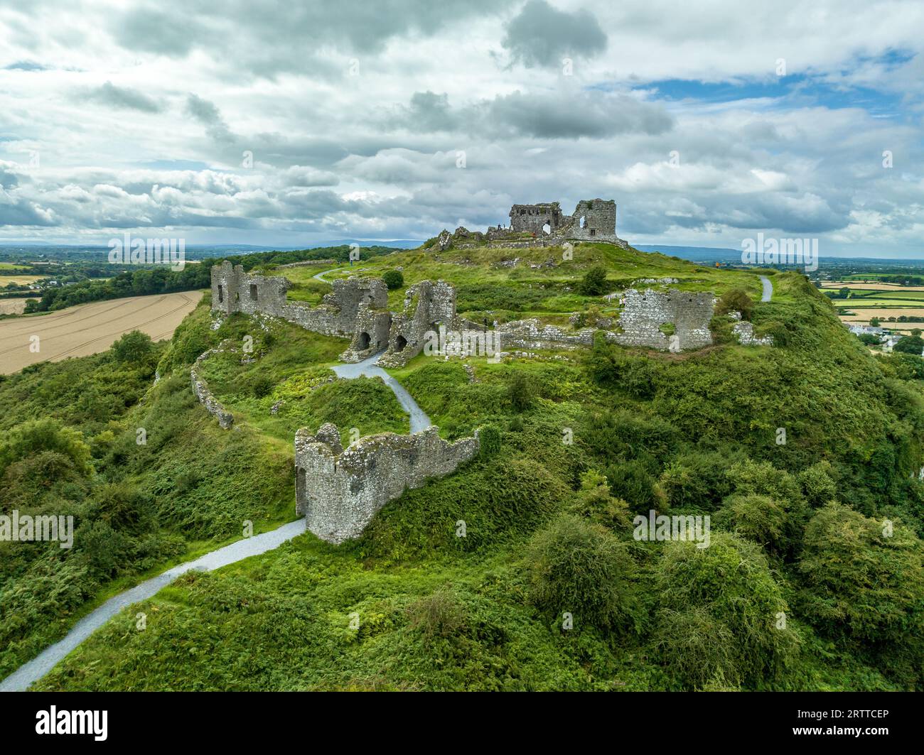 Vista aerea delle rovine del leggendario castello irlandese in cima alla collina di Dunamase con cielo blu nuvoloso Foto Stock