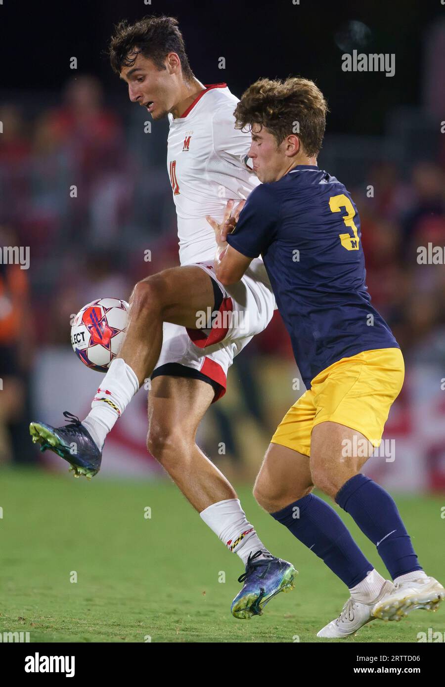 COLLEGE PARK, Maryland, USA - 14 settembre 2023: l'attaccante del Maryland Stefen Copetti (10) controlla la palla davanti al centrocampista del pf Michigan Charlie Lawrence (33) durante una partita di calcio del college Big Ten tra l'Università del Maryland e l'Università del Michigan il 14 settembre 2023, al Ludwig Field, a College Park, Maryland. (Foto di Tony Quinn-Alamy Live News) Foto Stock