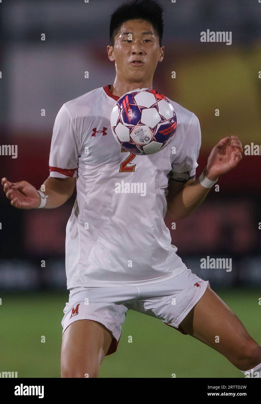 COLLEGE PARK, Maryland, USA - 14 settembre 2023: Il difensore del Maryland Kento Abe (2) sfreccia il pallone durante una partita di calcio del college Big Ten tra l'Università del Maryland e l'Università del Michigan il 14 settembre 2023, al Ludwig Field, a College Park, Maryland. (Foto di Tony Quinn-Alamy Live News) Foto Stock