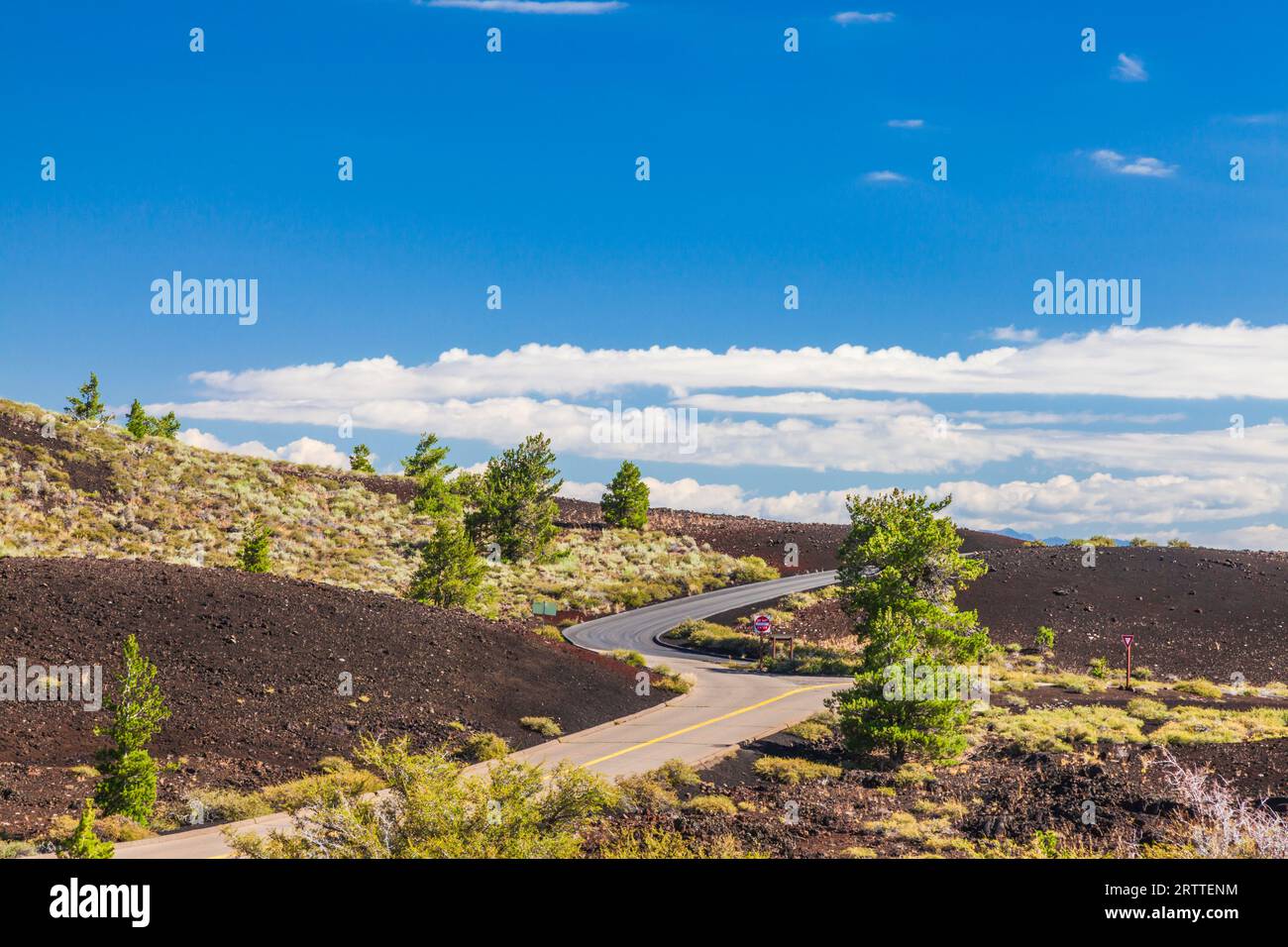Terreno accidentato nel Craters of the Moon National Monument and Preserve in Idaho. Il National Park Service descrive il parco come "un vasto oceano di lava" Foto Stock Terreno accidentato nel Craters of the Moon National Monument and Preserve in Idaho. Il National Park Service descrive il parco come "un vasto oceano di lava" Foto Stock