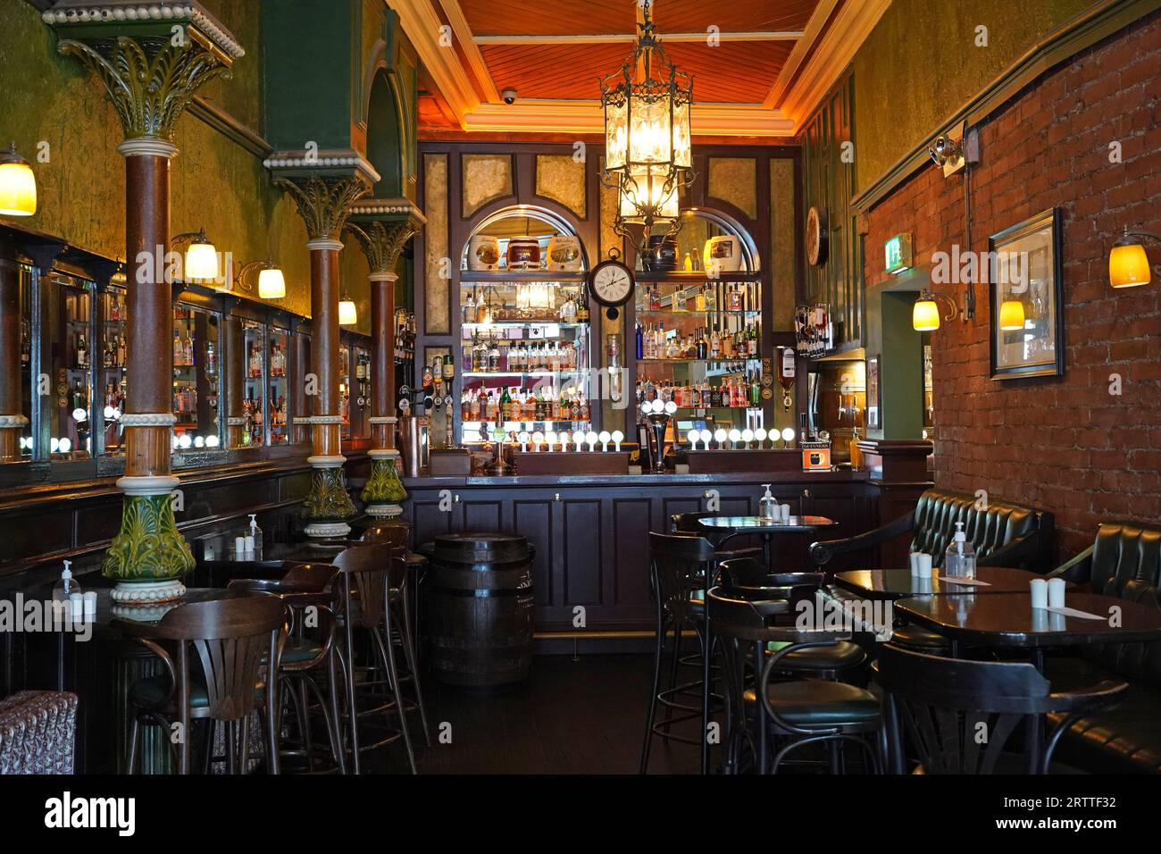Interno di un tradizionale pub irlandese Foto Stock