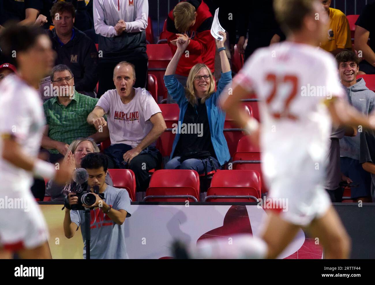 COLLEGE PARK, Maryland, USA - 14 settembre 2023: I tifosi del Maryland celebrano un gol durante una partita di calcio tra l'Università del Maryland e l'Università del Michigan il 14 settembre 2023, al Ludwig Field, a College Park, Maryland. (Foto di Tony Quinn-Alamy Live News) Foto Stock