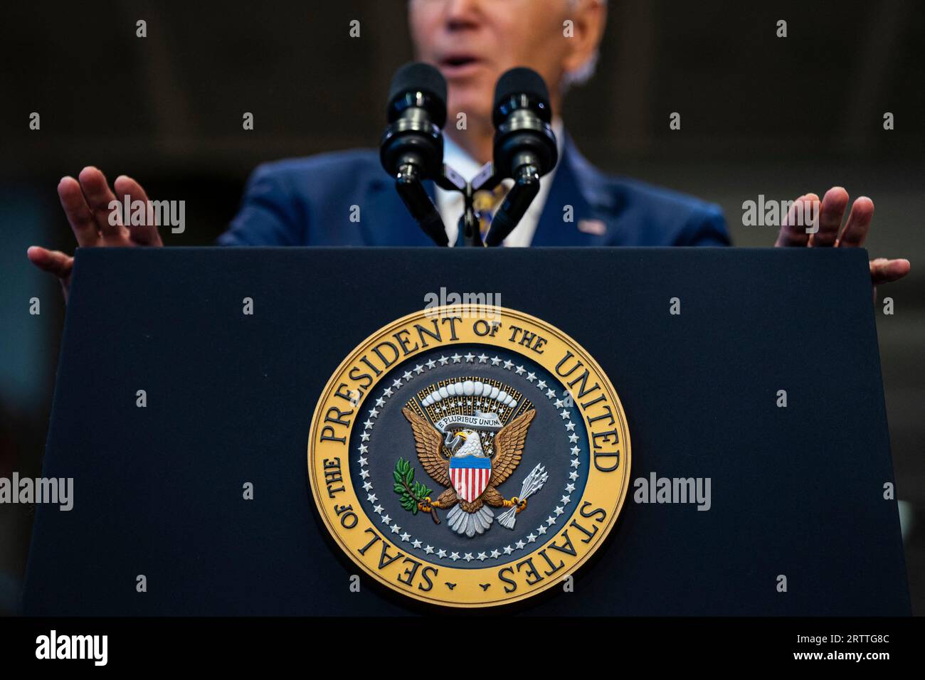 Largo, Maryland, USA, giovedì 14 settembre 2023. il presidente DEGLI STATI UNITI Joe Biden interviene durante un evento sulla Bidenomica al Prince George's Community College, largo, Maryland, USA, giovedì, 14 settembre 2023. L’economia rimane una vulnerabilità per Biden nei sondaggi nonostante i dati economici positivi degli ultimi mesi, in quanto i recenti dati su un boom manifatturiero, guadagni di posti di lavoro, forte crescita del prodotto interno lordo e allentamento dell’inflazione non hanno risonanza con gli elettori. Foto di al Drago/Pool/ABACAPRESS.COM credito: Abaca Press/Alamy Live News Foto Stock