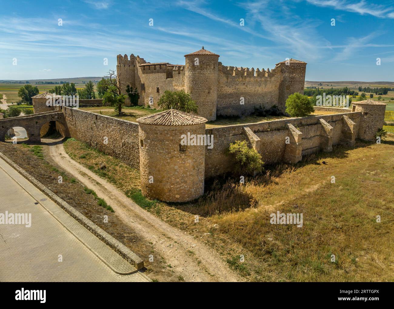 Vista aerea del castello medievale di Almenar vicino a Soria Spagna, quattro torri rotonde proteggono il cortile interno, circondato da mura esterne fortificate Foto Stock
