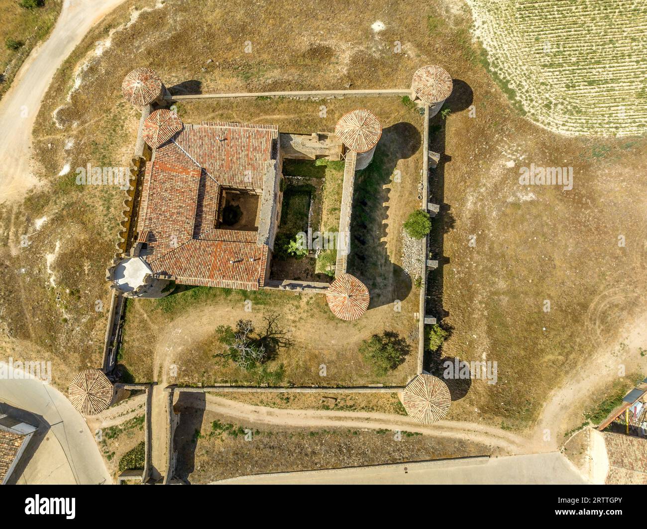 Vista aerea del castello medievale di Almenar vicino a Soria Spagna, quattro torri rotonde proteggono il cortile interno, circondato da mura esterne fortificate Foto Stock