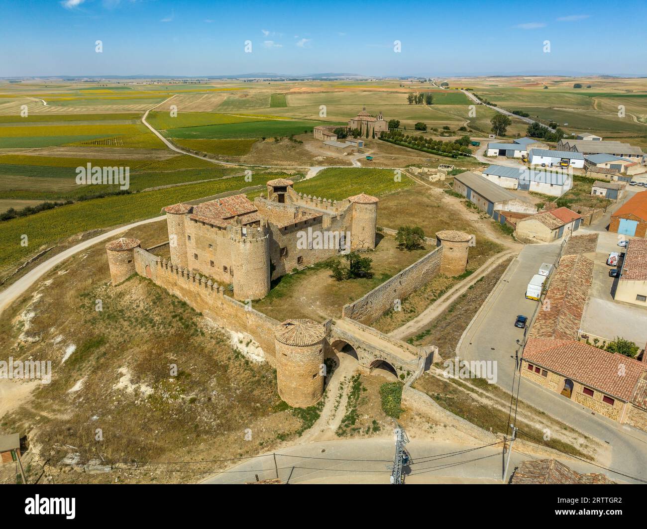 Vista aerea del castello medievale di Almenar vicino a Soria Spagna, quattro torri rotonde proteggono il cortile interno, circondato da mura esterne fortificate Foto Stock