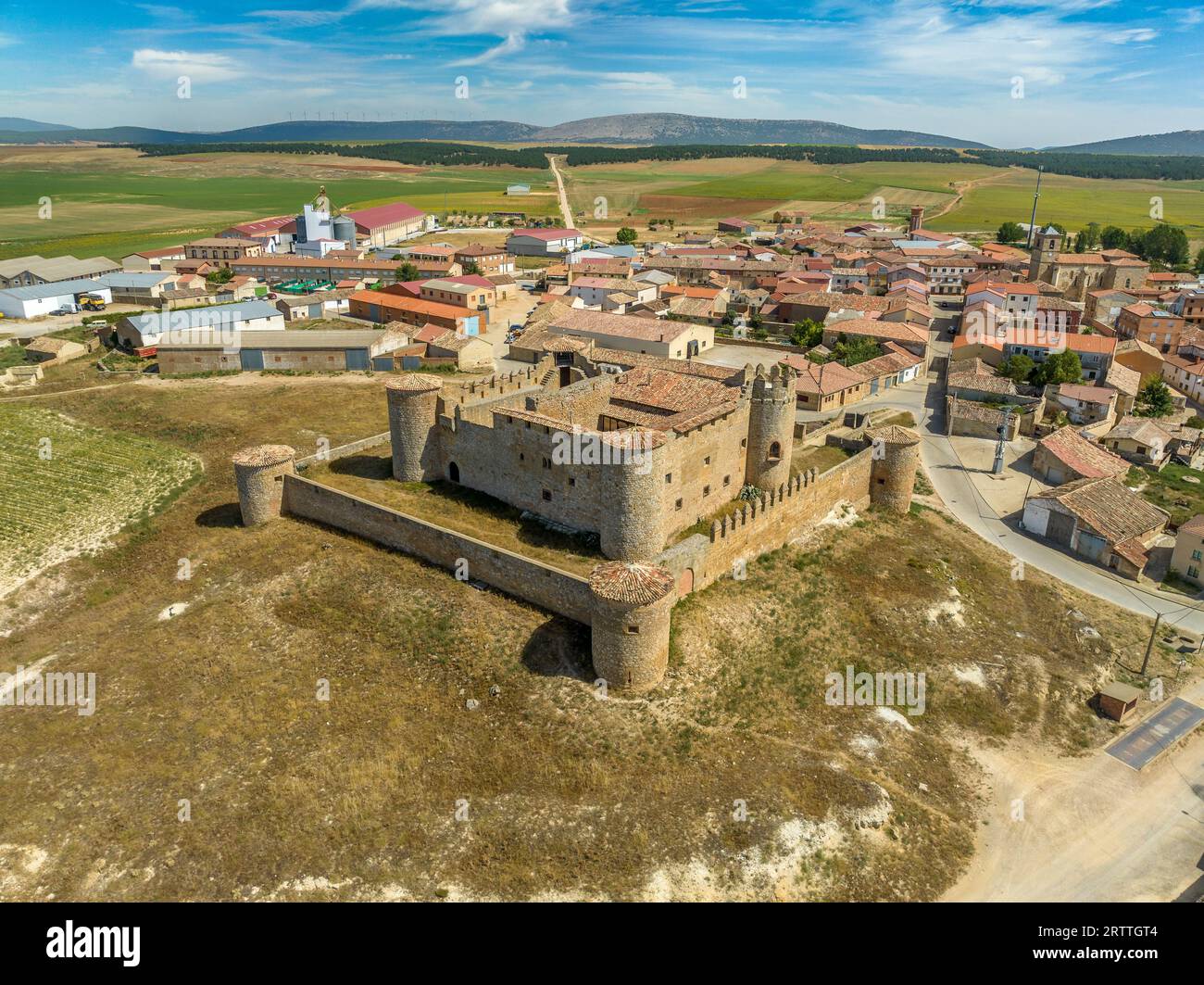 Vista aerea del castello medievale di Almenar vicino a Soria Spagna, quattro torri rotonde proteggono il cortile interno, circondato da mura esterne fortificate Foto Stock