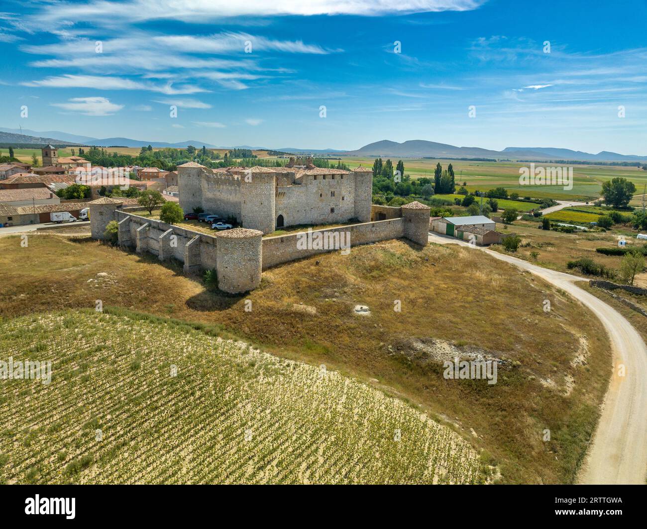 Vista aerea del castello medievale di Almenar vicino a Soria Spagna, quattro torri rotonde proteggono il cortile interno, circondato da mura esterne fortificate Foto Stock