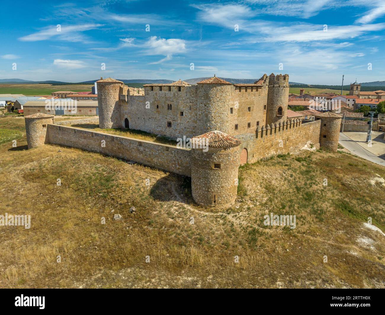 Vista aerea del castello medievale di Almenar vicino a Soria Spagna, quattro torri rotonde proteggono il cortile interno, circondato da mura esterne fortificate Foto Stock