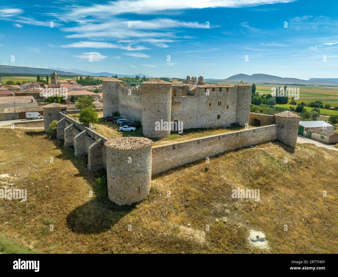 Vista aerea del castello medievale di Almenar vicino a Soria Spagna, quattro torri rotonde proteggono il cortile interno, circondato da mura esterne fortificate Foto Stock