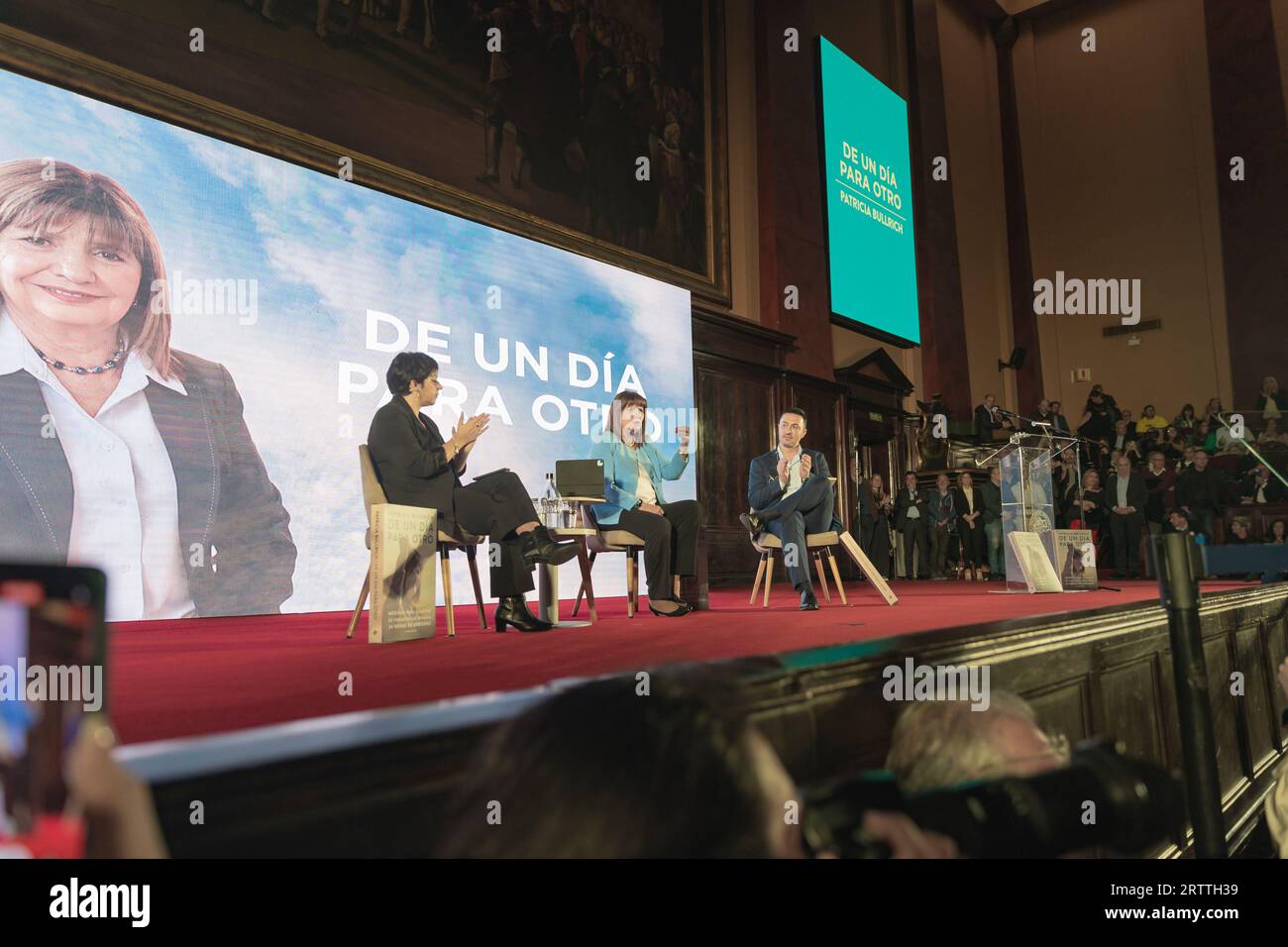 Buenos Aires, Argentina, 14 settembre 2023. La candidata alla presidenza dello spazio politico Juntos por el cambio, Patricia Bullrich, ha presentato il suo libro "De un día para otro" (da un giorno all'altro) di fronte a un grande pubblico nel quadro della campagna elettorale. Ha presentato il libro insieme al suo compagno di corsa, il candidato alla vicepresidenza Luis Petri. Nella foto: Patricia Bullrich (C) con il suo compagno di formula Luis Petri. (R) (credito: Esteban Osorio/Alamy Live News) Foto Stock