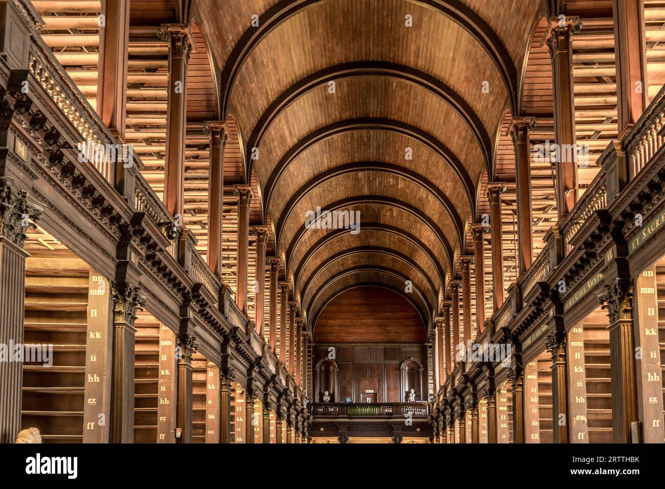 Scaffali in legno e galleria nella classica biblioteca del Trinity College di Dublino Foto Stock