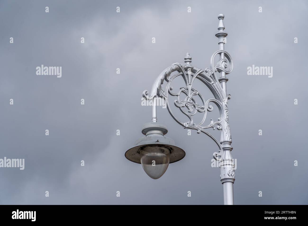 Primo piano del lampione decorato in argento a Dublino, Irlanda, con sfondo grigio Foto Stock