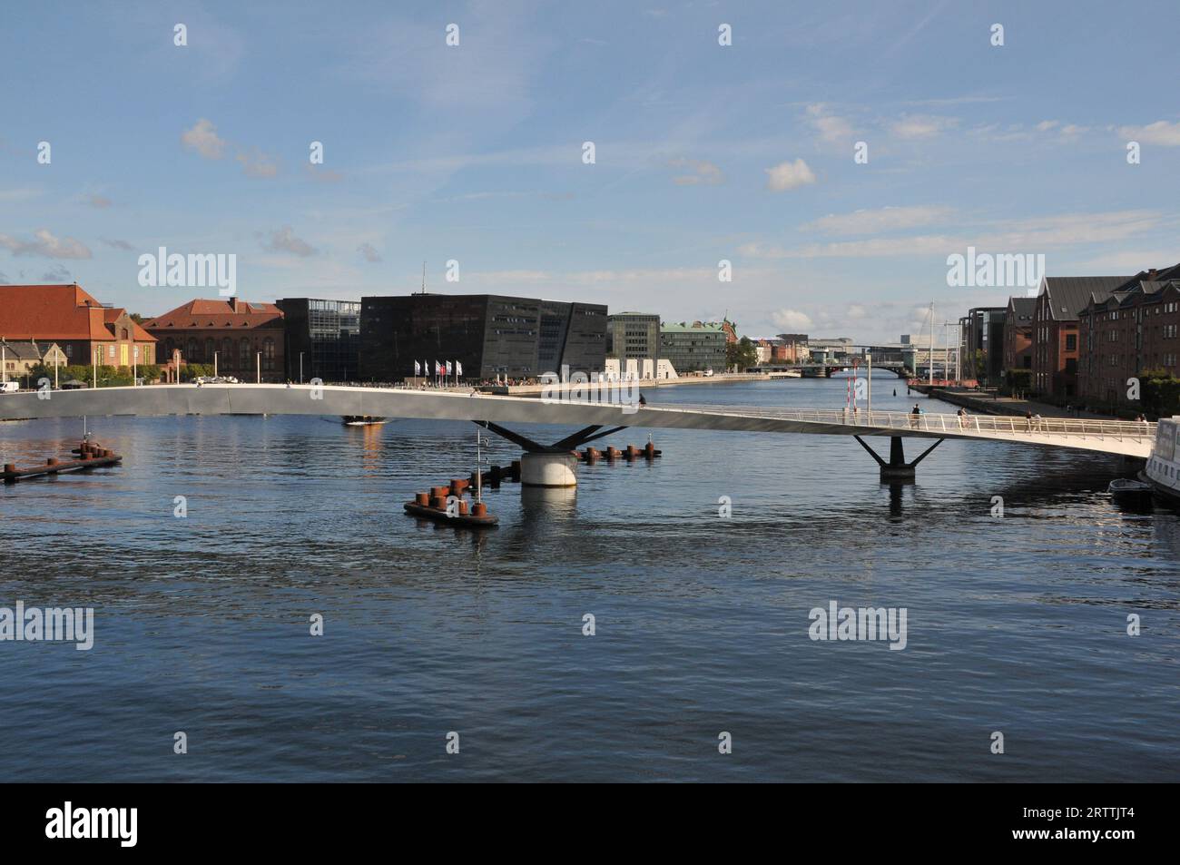 Copenhagen/Danimarca/14 settembre 2023/.Vista da Lamge borgen o dal ponte del canale di Copenaghen, bicicletta e pedestrainbnridge e biblioteca di diamanti neri, mudem e battello giallo in autobus a Copenhagen. (Foto: Francis Joseph Dean/Dean Pictures) Foto Stock