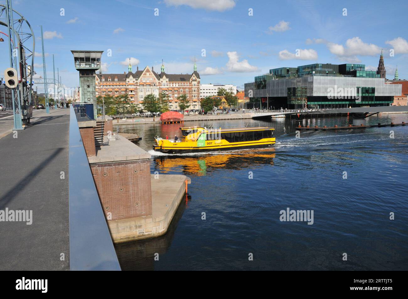 Copenhagen/Danimarca/14 settembre 2023/.Vista da Lamge borgen o dal ponte del canale di Copenaghen, bicicletta e pedestrainbnridge e biblioteca di diamanti neri, mudem e battello giallo in autobus a Copenhagen. (Foto: Francis Joseph Dean/Dean Pictures) Foto Stock