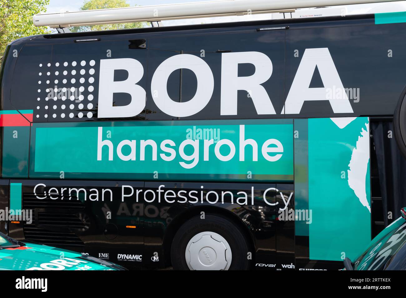 Il team di supporto di BORA Hansgrohe alla gara ciclistica Tour of Britain Stage 6 inizia a Southend on Sea, Essex, Regno Unito. Team bus Foto Stock