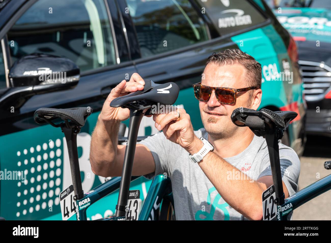 BORA Hansgrohe team di supporto che lavora su una bicicletta di Nils Politt alla gara ciclistica Tour of Britain fase 6 partenza a Southend on Sea, Essex, Regno Unito. Foto Stock