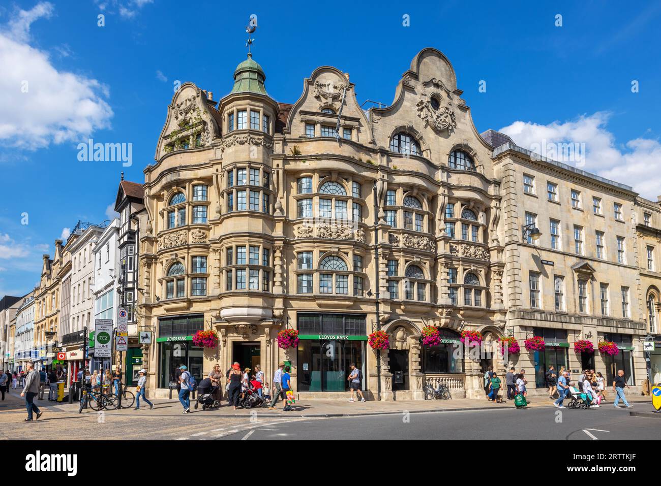 Edificio della Lloyds Bank all'angolo tra Cornmarket e High Street a Oxford. Inghilterra Foto Stock