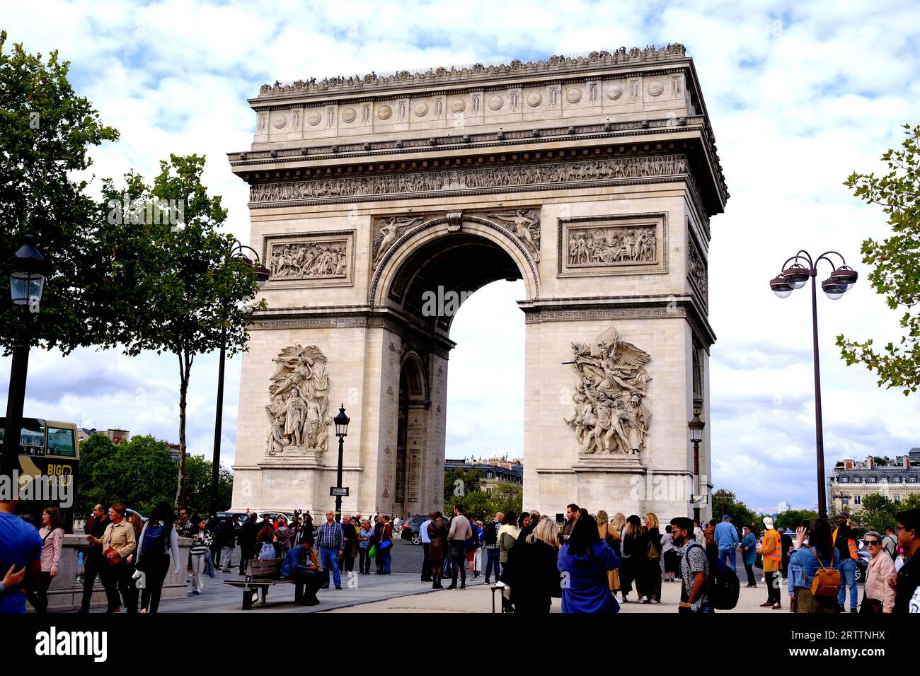 Folle di turisti vicino all'Arco di Trionfo a Parigi in Francia Foto Stock