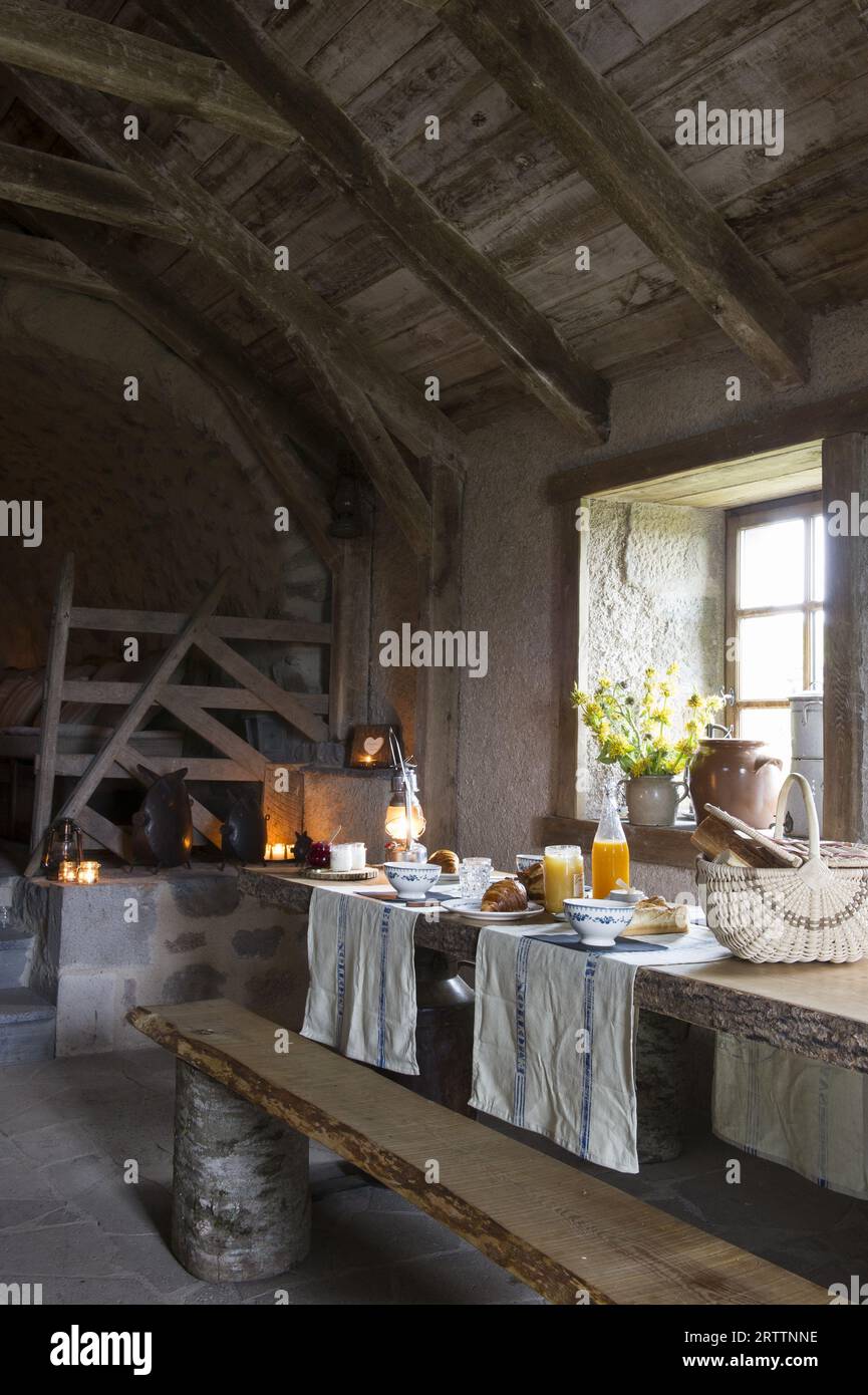 FRANCIA, CANTAL (15) AUVERGNE, PAILHEROLS, BURON DI BANE, COLAZIONE Foto Stock