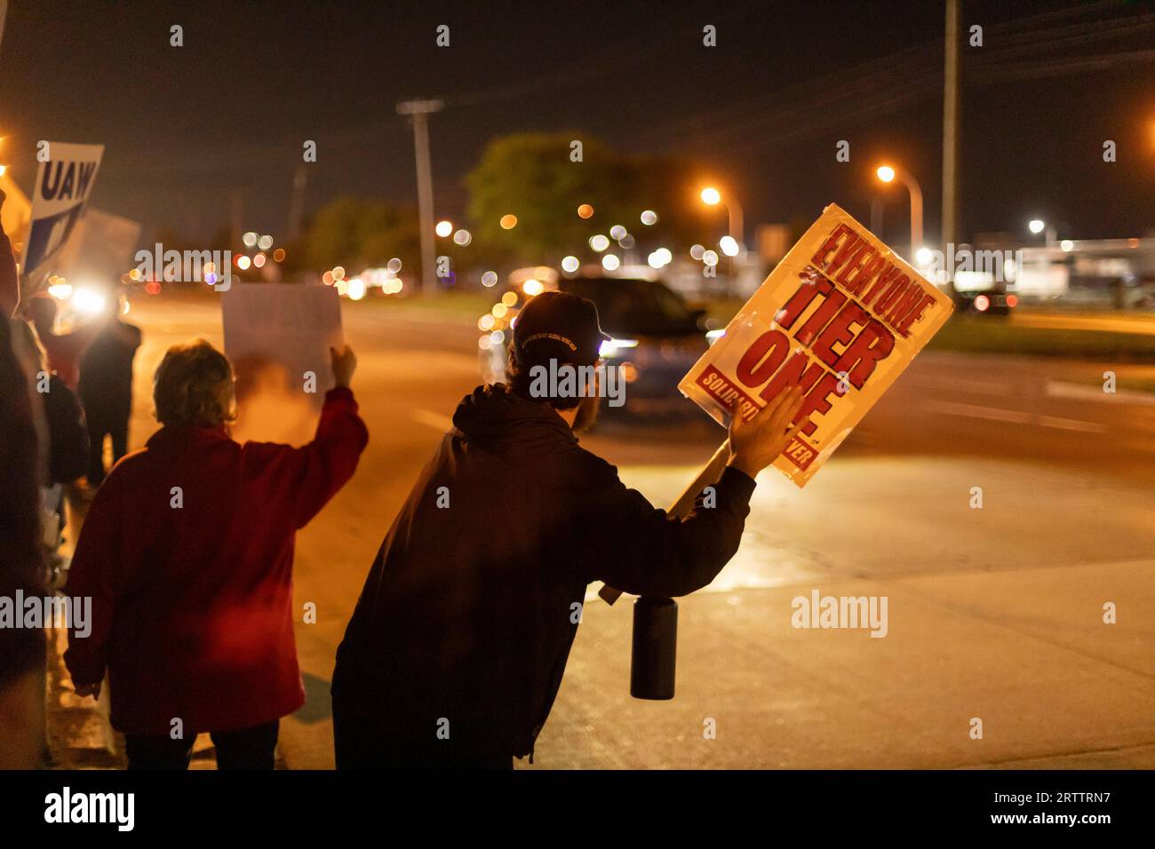 Wayne, Michigan, USA. 15 settembre 2023. I lavoratori della United Auto abbandonarono lo stabilimento Ford Michigan Assembly quando il loro contratto con Ford, Stellantis e General Motors era scaduto. L'unione dice che colpirà selettivamente le strutture dei tre costruttori di automobili. Crediti: Jim West/Alamy Live News Foto Stock
