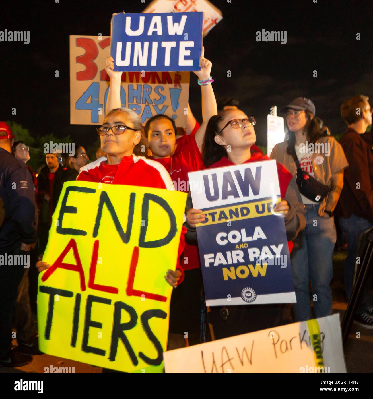Wayne, Michigan, USA. 15 settembre 2023. I lavoratori della United Auto abbandonarono lo stabilimento Ford Michigan Assembly quando il loro contratto con Ford, Stellantis e General Motors era scaduto. L'unione dice che colpirà selettivamente le strutture dei tre costruttori di automobili. Crediti: Jim West/Alamy Live News Foto Stock