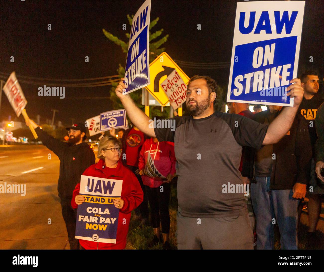 Wayne, Michigan, USA. 15 settembre 2023. I lavoratori della United Auto abbandonarono lo stabilimento Ford Michigan Assembly quando il loro contratto con Ford, Stellantis e General Motors era scaduto. L'unione dice che colpirà selettivamente le strutture dei tre costruttori di automobili. Crediti: Jim West/Alamy Live News Foto Stock
